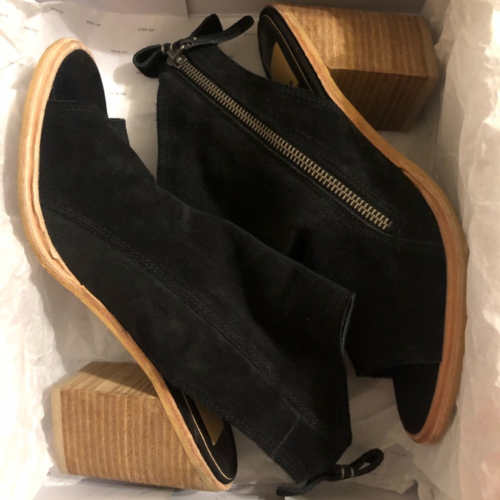 Dolce Vita Perry peep-toe zippered bootie EUC